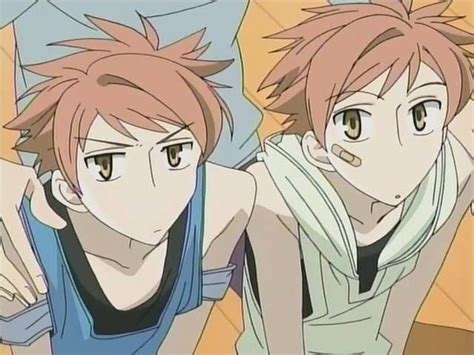 Hikaru y Kaoru Hitachiin sonriendo
