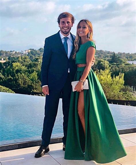 Pareja en traje de boda