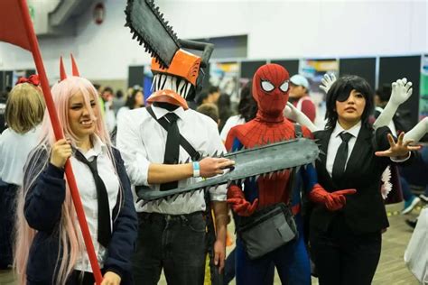 Personas disfrazadas de Trunks en una convención de anime