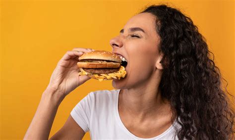Kaneki comiendo una hamburguesa