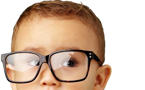 Niño Obito con gafas