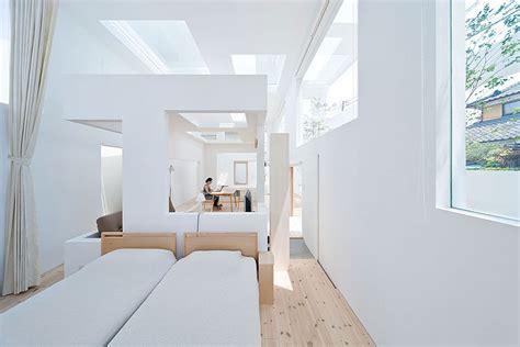 Interior de la Casa N de Sou Fujimoto con mobiliario integrado