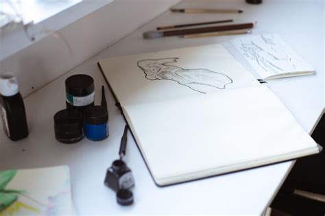 Estudio de artista de manga con bocetos y materiales de dibujo