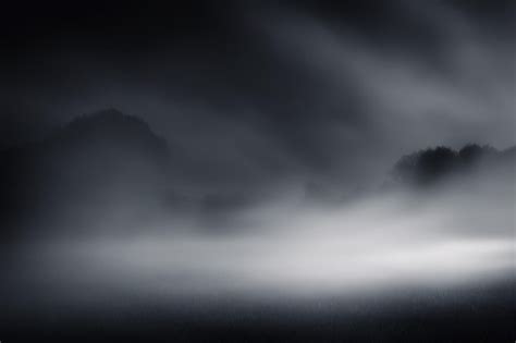Mitsuki analizando la niebla oscura