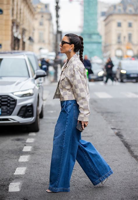 Chaqueta vaquera corta con pantalón de vestir ancho