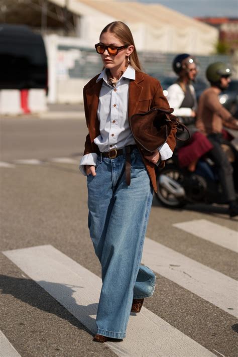Chaqueta vaquera de color con pantalones anchos