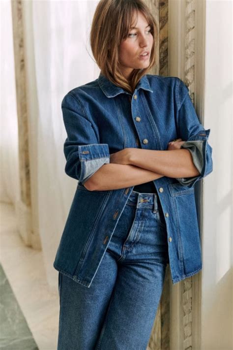 Chaqueta vaquera estilo sobrecamisa con vestido boho