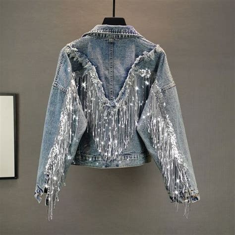 Chaqueta vaquera oversized con vestido de lentejuelas