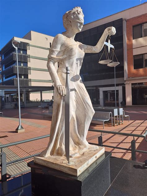 Ilustración de Astrea, la santa de la espada, derrotando un dragón.