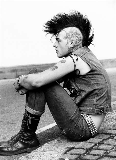 Chico con estilo punk y motocicleta