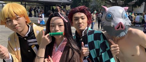 Personas haciendo cosplay de Demon Slayer en una convención