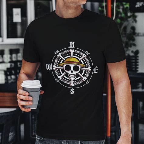 Diseño de camiseta de One Piece con calavera y mapa