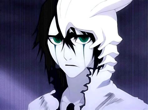 Ulquiorra Cifer con su máscara y vestimenta de Arrancar