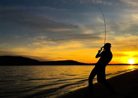 Joven pescando en un lago tranquilo
