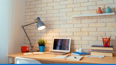 Pareja de universitarios en un ambiente de estudio