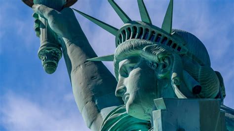 Titán Colosal cerca de la Estatua de la Libertad