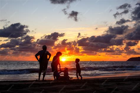 Familia jugando en la playa