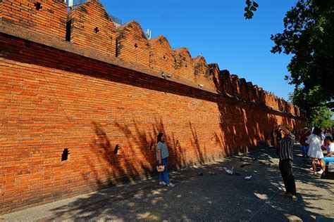 Muro de la ciudad con titanes al fondo