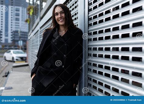 Joven adulta en un entorno urbano