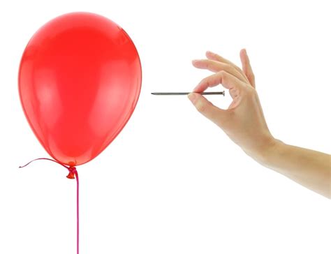Boruto intentando reventar un globo de agua
