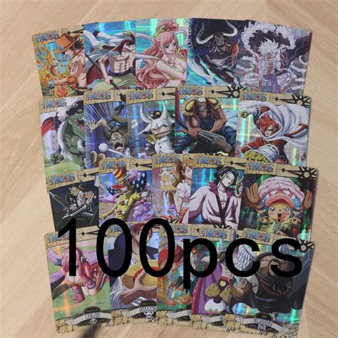 Detalle de una carta holográfica de One Piece