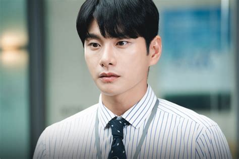 Lee Yi-kyung como Park Min-hwan