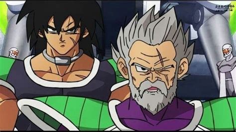 Imagen de Paragus, el padre de Broly, mostrando el envejecimiento Saiyajin