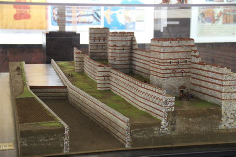 Mapa de Paradis y las murallas con la ubicación de Shiganshina