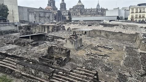 Natsu rodeado de fuego cerca de las ruinas del templo