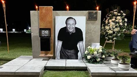 Barca navegando hacia la zona de la lápida en un reino desconocido