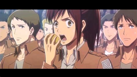 Sasha comiendo el pan que Krista le dio