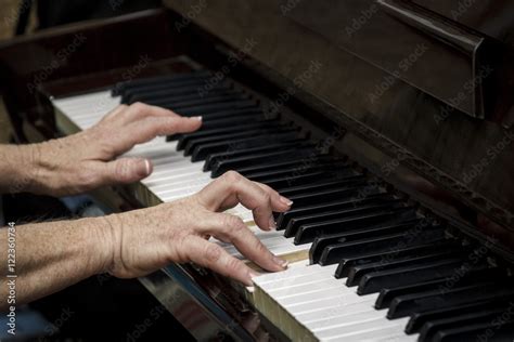 Fotografía artística de manos de pianista tocando el piano