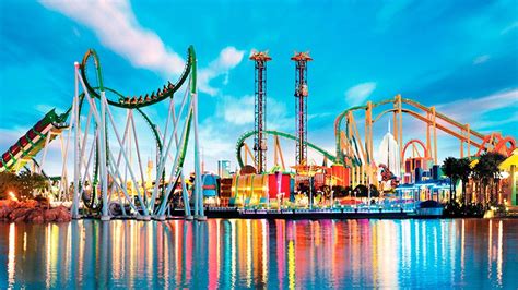 Personajes de Rent-A-Girlfriend en un parque de atracciones