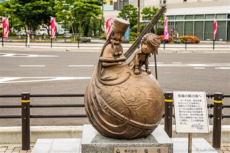 Estatua de bronce de un personaje de Leiji Matsumoto