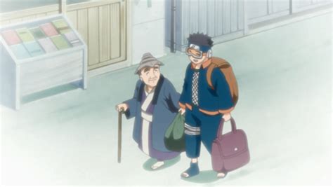 Obito niño ayudando a una anciana