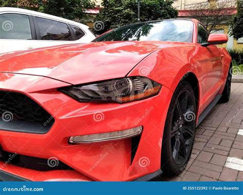 Coche deportivo rojo