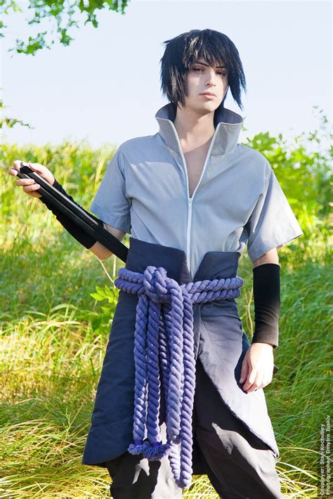 Cosplay de Sasuke Uchiha en su atuendo clásico