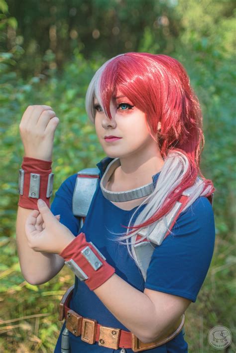 Cosplay de Shoto Todoroki con su característico cabello bicolor.