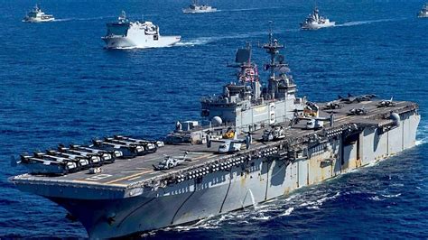 Una flota de naves de guerra en el mar.