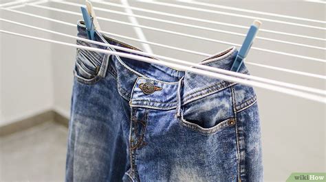 Jeans colgando para secarse al aire después de ser blanqueados