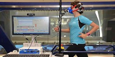 Bulma utilizando tecnología avanzada en su laboratorio