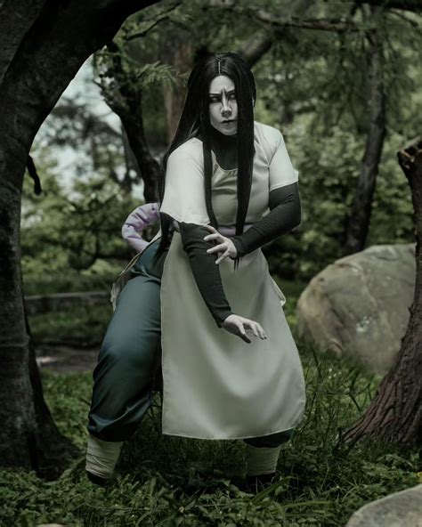 Mujer cosplayer interpretando a Orochimaru