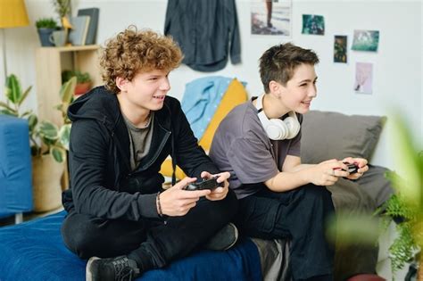 Chicos jugando videojuegos