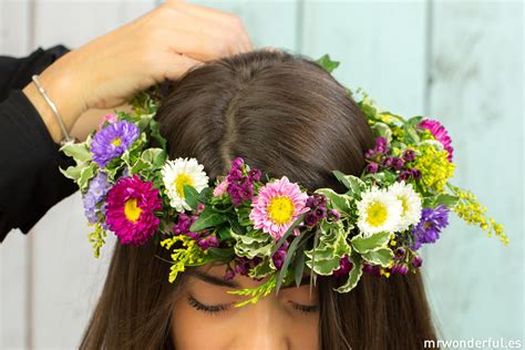 Casca elaborando coronas de flores para los niños.