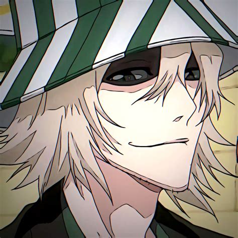Kisuke Urahara en su tienda, rodeado de artículos para shinigamis
