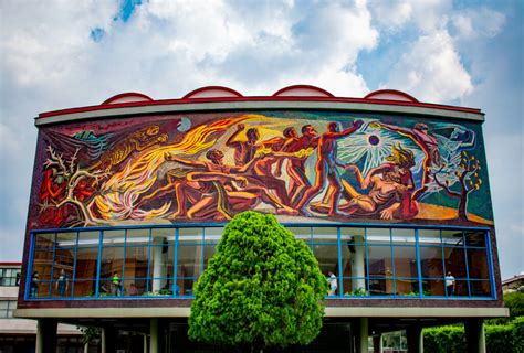 Murales de la ciudad protegida por muros contra los titanes