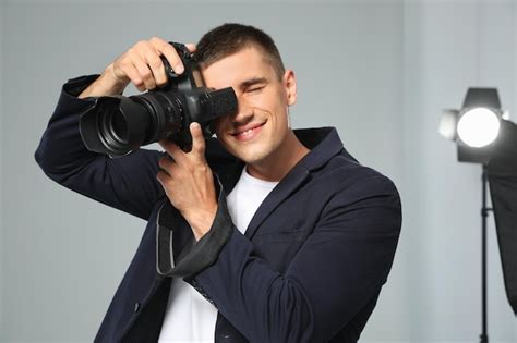 Fotógrafo tomando fotos a un modelo en un estudio