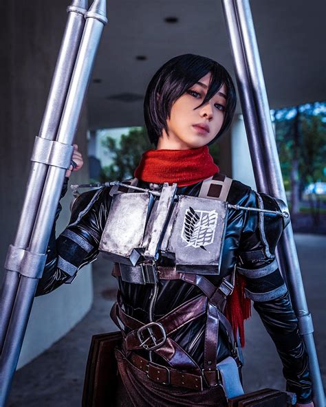 Cosplay de Mikasa Ackerman con el traje clásico del Cuerpo de Exploración