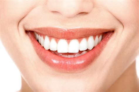 Imagen de una sonrisa blanca y saludable antes y después del blanqueamiento