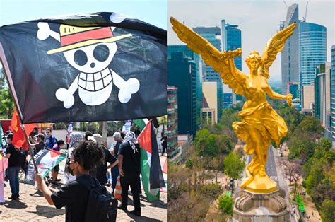 Manifestantes con banderas de One Piece